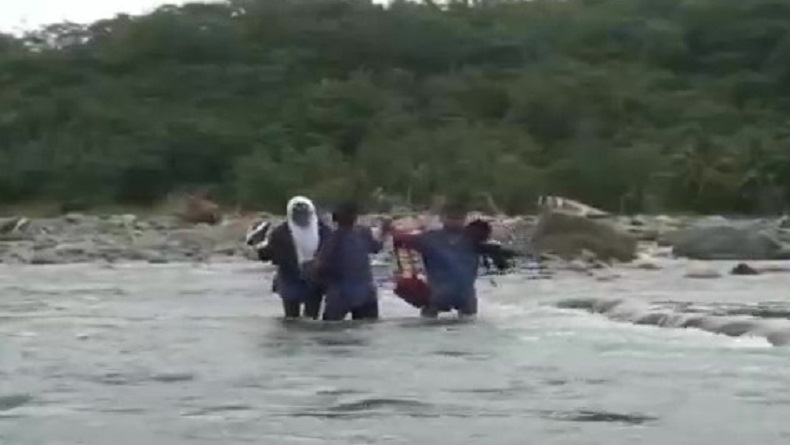 Miris, demi Bersekolah Siswa di Garut Harus Tantang Maut Seberangi Sungai Cirompang