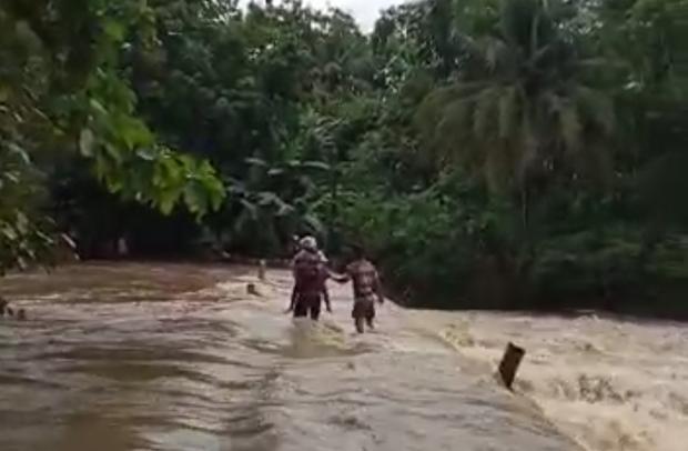  Jembatan Terendam, Para Pemuda di Kedungwanglu Terpaksa Gendong Anak Sekolah Menerjang Banjir