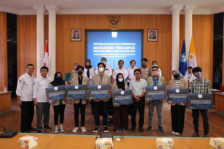 UGM Salurkan Bantuan Biaya Pendidikan bagi Mahasiswa Korban Gempa Cianjur