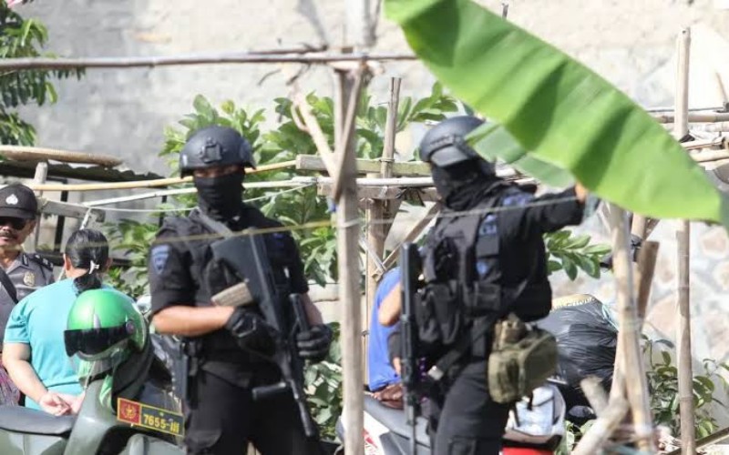 Densus 88 Geledah Rumah Terduga Teroris di Tanjung Barangan Palembang