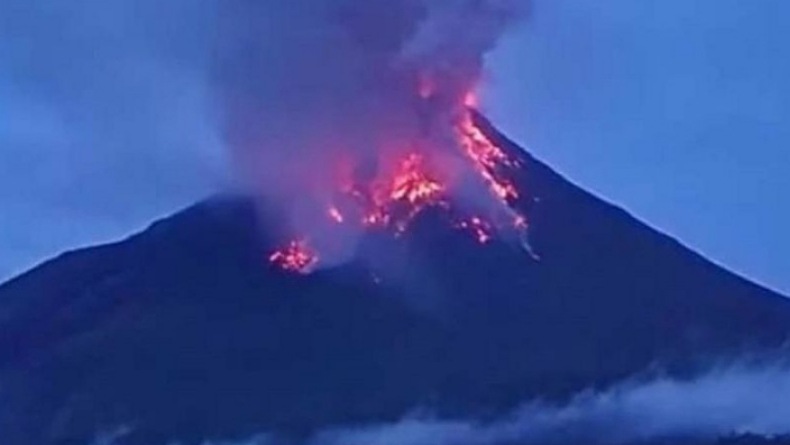 PVMBG Minta Warga Patuhi Radius Bahaya Gunung Karangetang