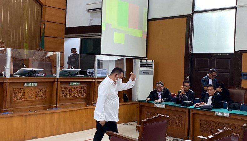 Momen Kuat Ma'ruf Hadapi Sidang Vonis, Sempat Kasih Love Sign