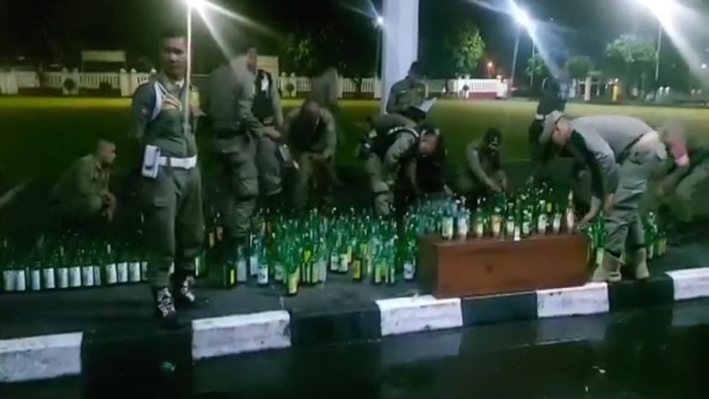Tokoh Agama dan Satpol PP Kota Tasikmalaya Gerebek Gudang Miras di Jalan BKR