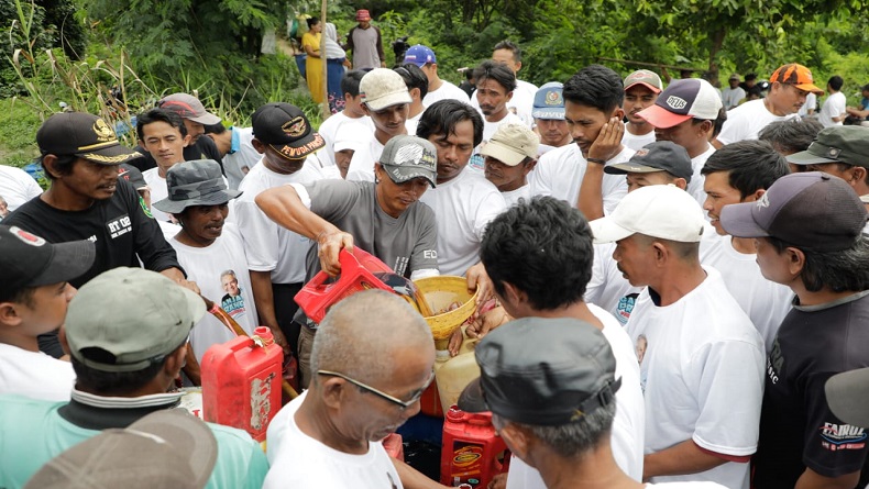 Ringankan Beban Nelayan Blanakan Subang, KNP Jabar Bantu 500 Liter Oli Gratis