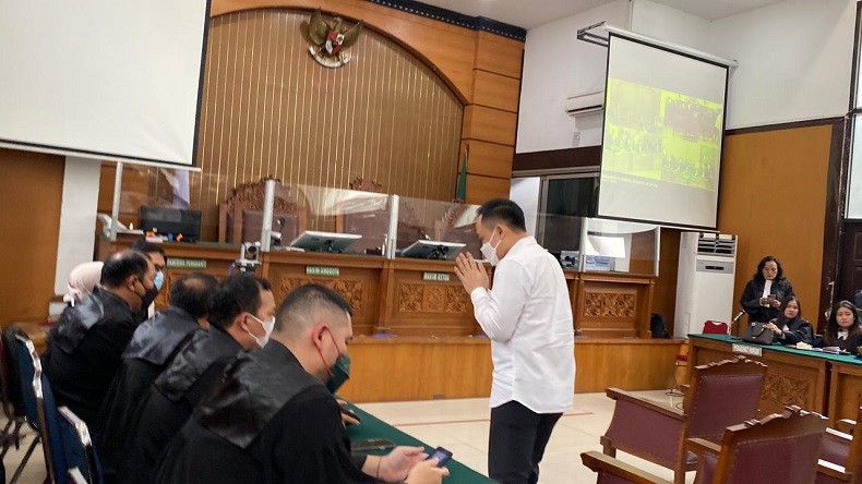 Gestur Ricky Rizal usai Divonis 13 Tahun Penjara, Beri Hormat ke Jaksa Penuntut Umum