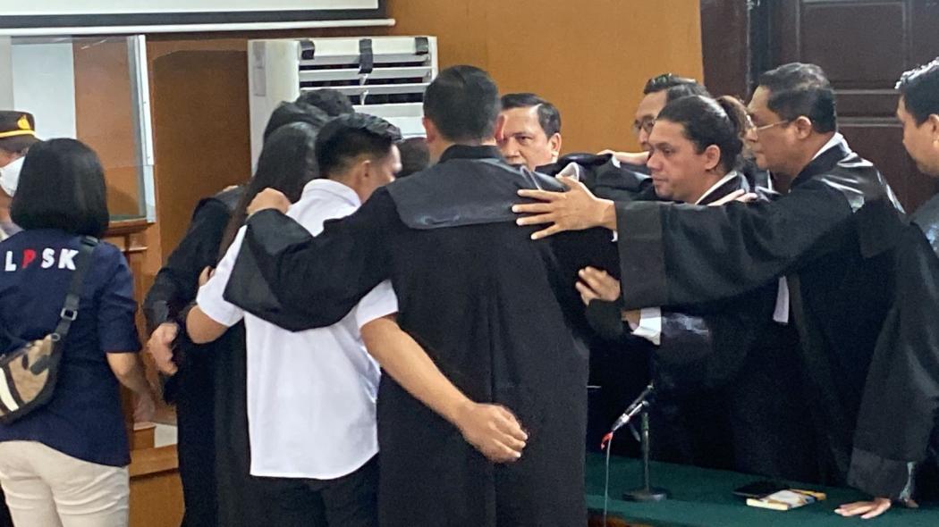 Bharada E Doa Bersama dengan Kuasa Hukum jelang Sidang Vonis