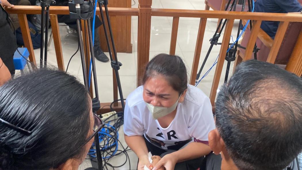 Tangis Haru Fans usai Bharada E Divonis Ringan, Bersimpuh di Kaki Orang Tua Brigadir J