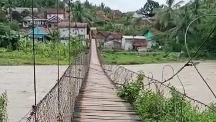 Tali Seling Putus, Jembatan Gantung di Jasinga Bogor Miring
