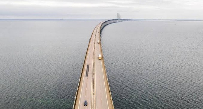 Fakta Menarik Jembatan Paling Menakutkan di Dunia yang Menembus Lautan, Berani Lewat?