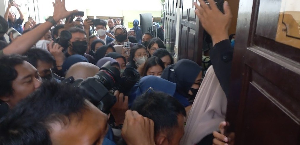 Militansi Fans Bharada E: Rela Datang dari Luar Kota hingga Nekat Desak-desakan di Ruang Sidang