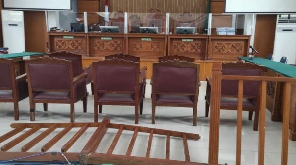 Pengunjung Ramai Dukung Bharada E, Pagar Pembatas Ruang Sidang PN Jaksel Roboh