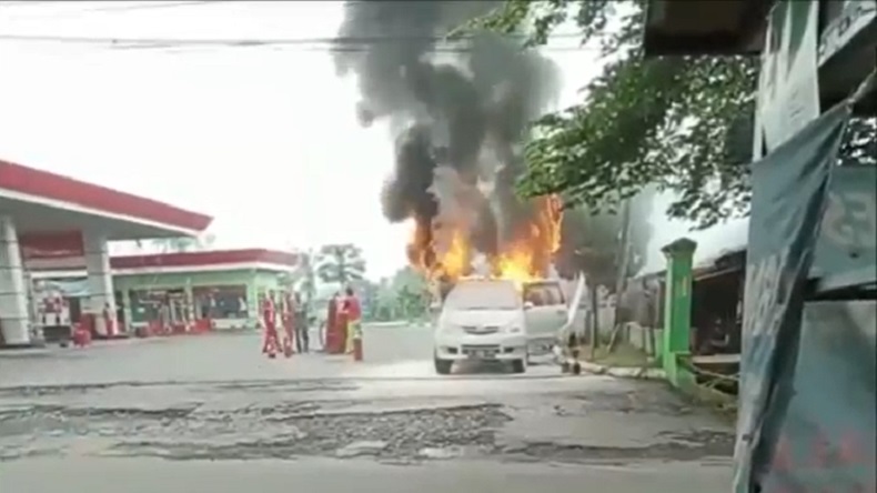 Minibus di Lumajang Ludes Terbakar usai Isi BBM di SPBU, Pengemudi Terluka 