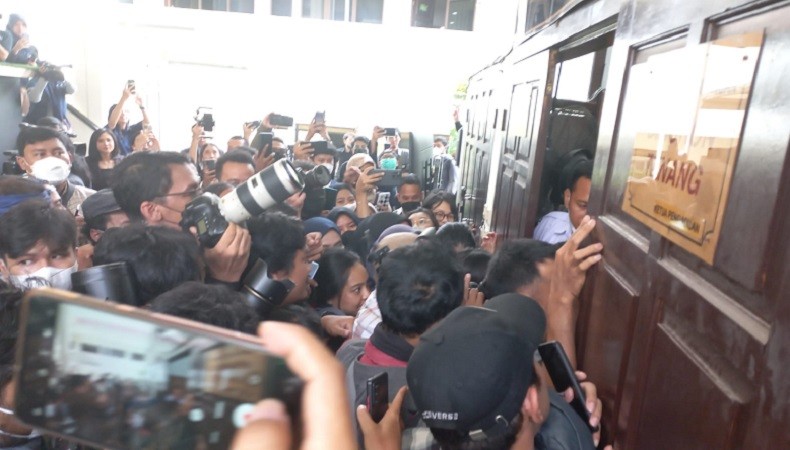  Militan, Fans Bharada E Berebut Masuk Ruang Sidang Ingin Saksikan Putusan