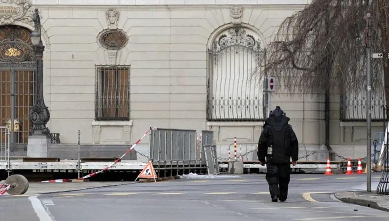 Bikin Geger! Pria Bawa Bahan Peledak Ditangkap di Luar Gedung Parlemen