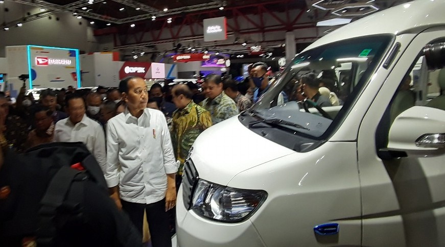 Jokowi Dorong Industri Otomotif Berorientasi Ekspor dan Ikuti Tren Kendaraan Listrik 