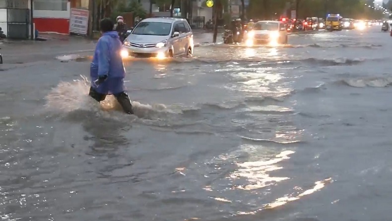 Hujan Deras Picu Sungai Meluap, Banjir Rendam Jalan Protokol di Kota Cirebon