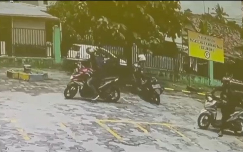 Curanmor Depan Puskesmas di Prabumulih Terekam CCTV, Pelaku 2 Orang