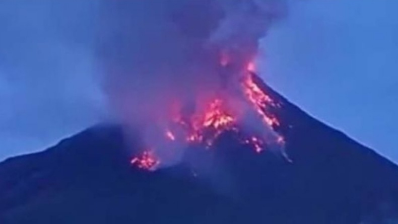 Gunung Karangetang Kembali Erupsi, 77 Jiwa Dievakuasi ke Museum Siau Timur