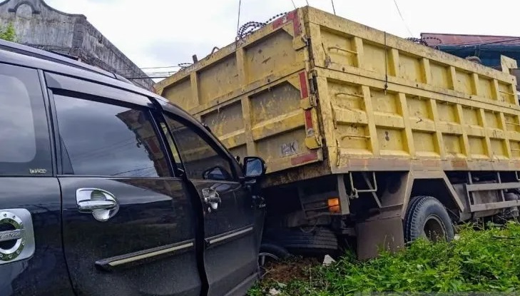 Tak Kuat Menanjak, Truk Muatan Besi Mundur hingga Terjadi Tabrak Beruntun