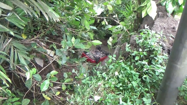Diduga Sopir Ngantuk, Minibus Angkut Satu Keluarga di Jember Terjun ke Jurang
