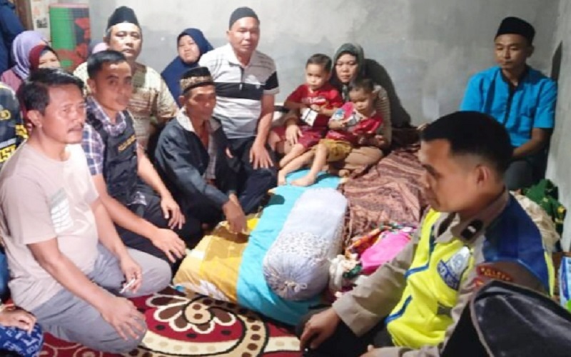  Pria Lahat Tewas Tersengat Listrik saat Panjat Pohon Kedondong 