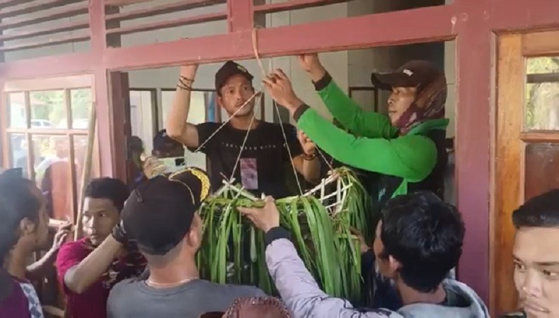 Janji Perbaikan Jalan Tak Terealisasi, Perusahaan Sawit di Sekadau Disegel Warga