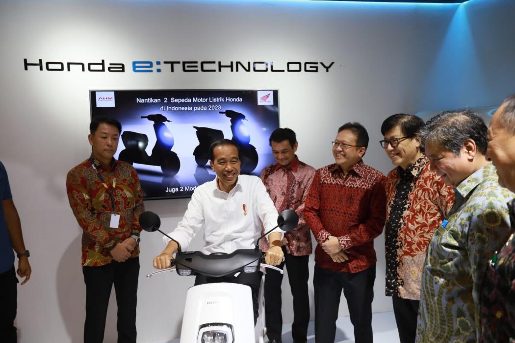 Jokowi Jajal Motor Listrik Honda EM1 e: di IIMS 2023
