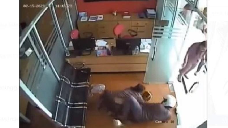 Terekam CCTV, Aksi Heroik Polisi Gagalkan Percobaan Pembakaran Ruko di Citraland Manado