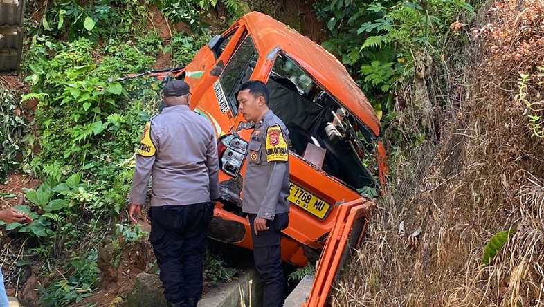 Angkot Terjun ke Jurang 30 Meter di Ambon, Sopir Dilarikan ke Rumah Sakit