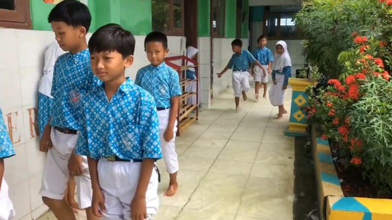 Jelang Ujian, Murid SD di Lamongan Terpaksa Belajar di Tengah Kepungan Banjir