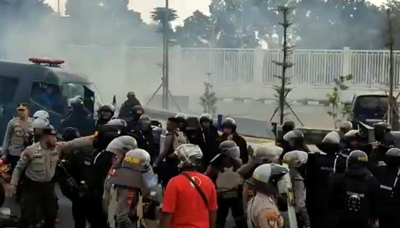 Laga Derby Jateng PSIS vs Persis Diwarnai Bentrok Suporter dengan Polisi di Luar Stadion