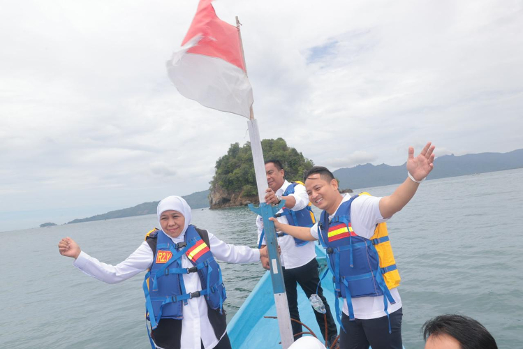 Gubernur Jatim Tinjau Pemulihan Ekosistem Laut di Pantai Mutiara dan Mangrove Cengkrong Trenggalek