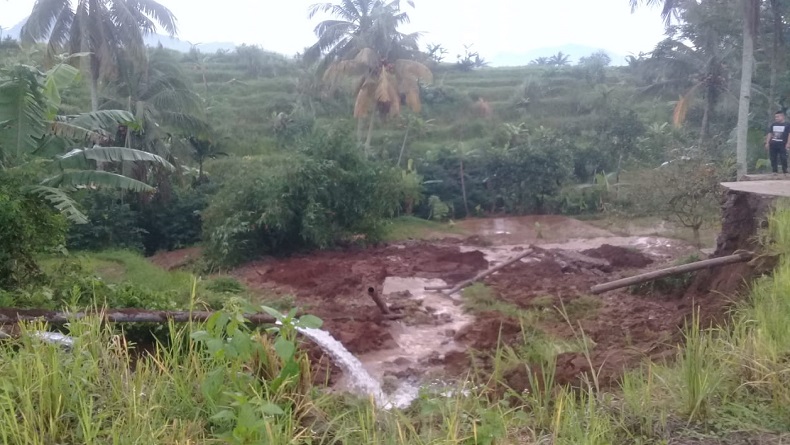Hujan Deras Landa Cugenang Cianjur, Jalan Antardesa dan Pipa PDAM Terputus