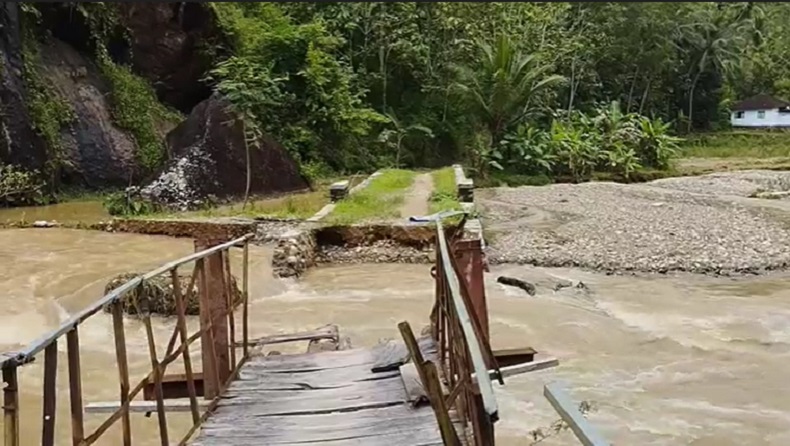 Jembatan Antardesa di Pacitan Putus Terseret Banjir, Warga 1 Dusun Terisolasi