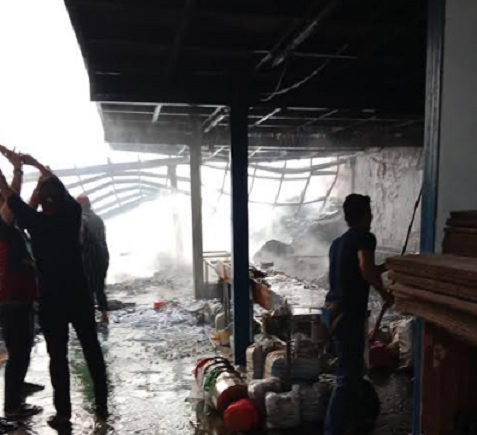 Kebakaran Landa Gudang Pabrik Pengolahan Biji Plastik di Kalideres, Diduga Korsleting Listrik