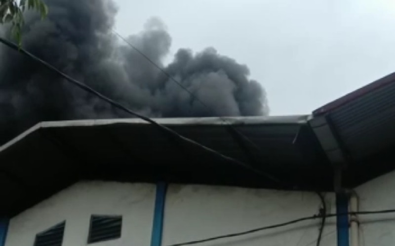 Kebakaran Landa Gudang Pabrik di Kalideres, 18 Unit Mobil Damkar Meluncur