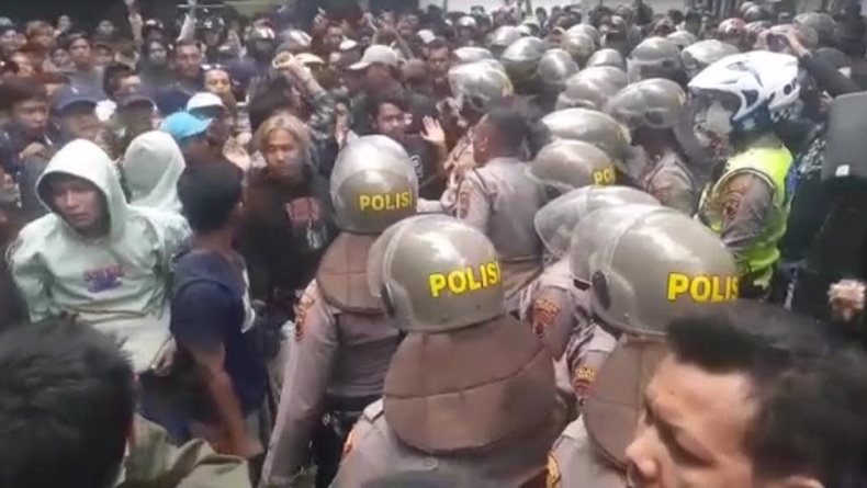Ricuh Suporter di Luar Stadion saat Laga PSIS Vs Persis, Ganjar: Saya Tunggu Laporan Polisi