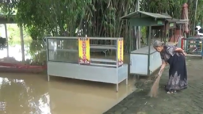 Sungai Bengawan Solo Mulai Banjiri Pekarangan Rumah Warga Bojonegoro, BPBD Siaga