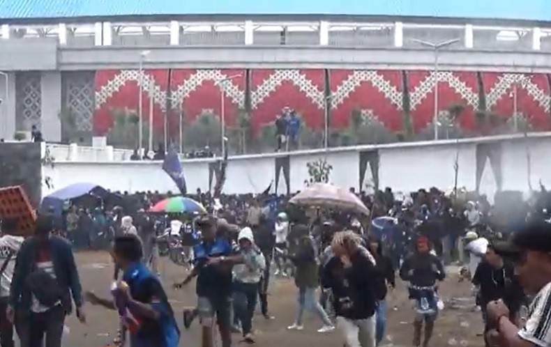 Suporter PSIS Rusuh, Fasilitas Umum di Sekitar Stadion Jatidiri Rusak