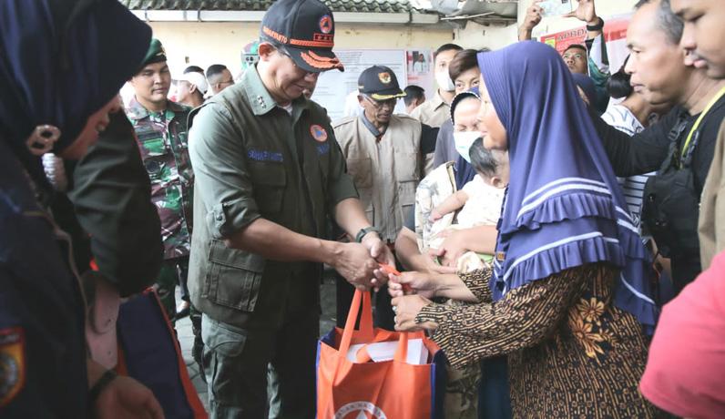  Banjir Solo, Kepala BNPB Serahkan Bantuan kepada Warga Terdampak