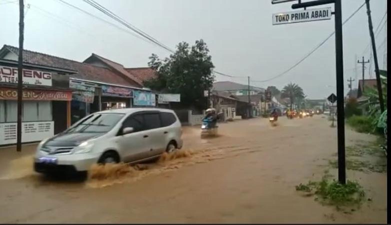  Diguyur Hujan Deras, Jalan Alternatif Batang-Temanggung-Yogyakarta Terendam Banjir