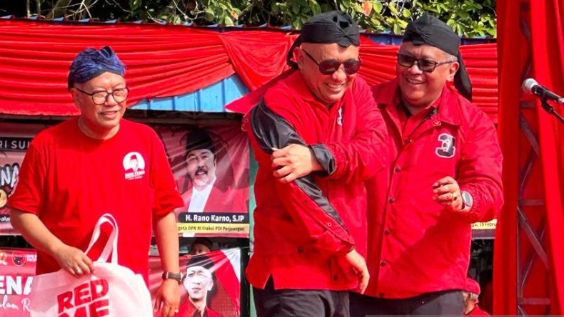 Teten Masduki Disematkan Jaket PDIP, Hasto: Beliau juga Kader PDI Perjuangan