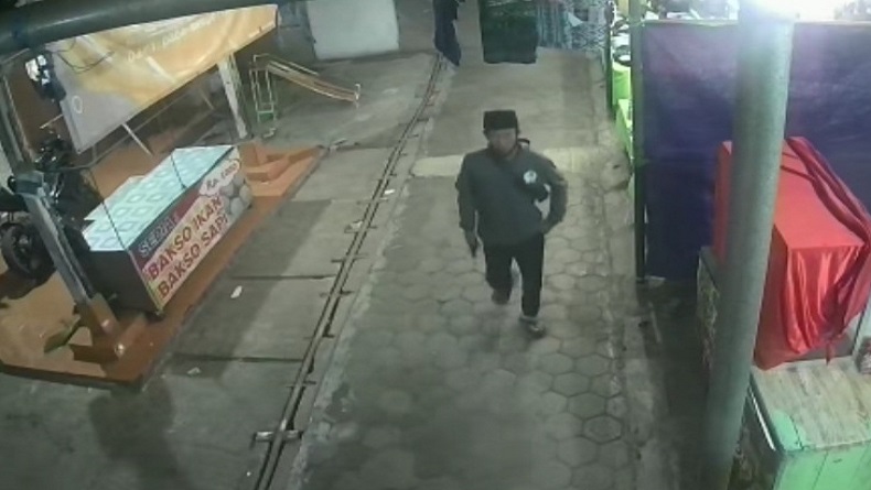 Terekam CCTV Pria Berkopiah Curi Tas di Permakaman Mama Sempur Plered Purwakarta