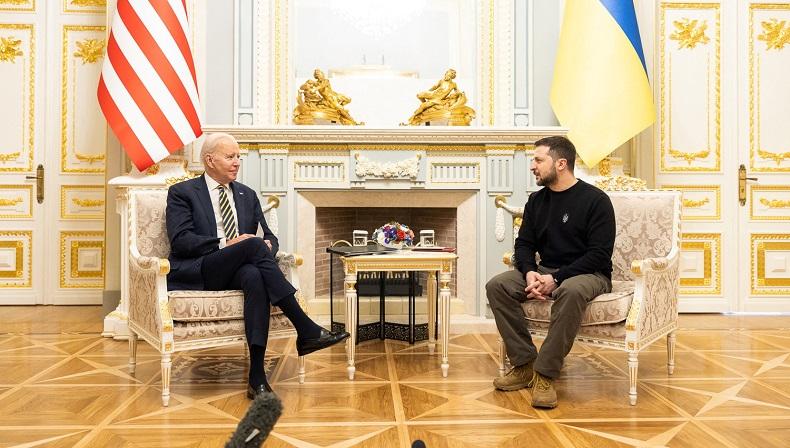 Joe Biden Mendadak ke Ukraina, Janjikan Bantuan Militer
