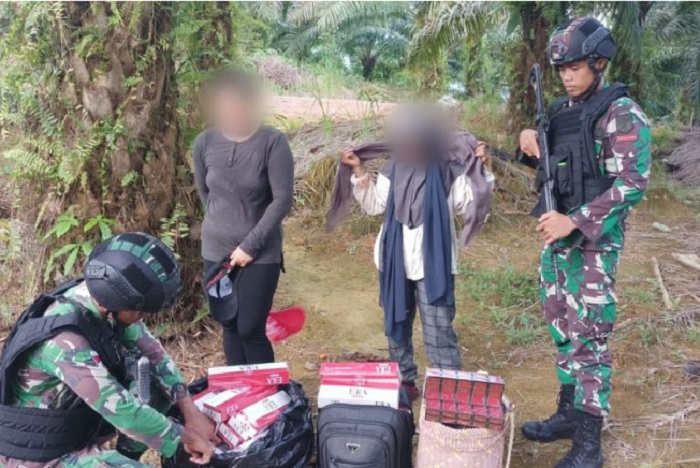 Satgas Pamtas Gagalkan Penyelundupan 49 Slop Rokok Ilegal asal Malaysia