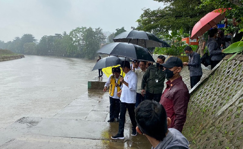 Hujan-Hujan Presiden Jokowi Tinjau Normalisasi Kali Ciliwung di Jaksel