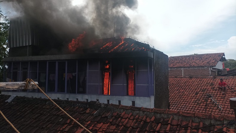 Bangunan 3 Lantai di Cijerah Bandung Terbakar Hebat, Warga Panik