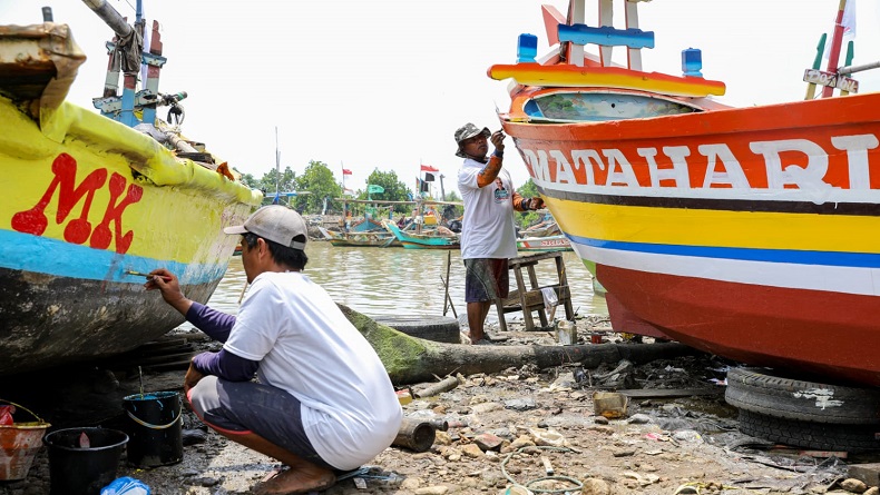 Nelayan Bandengan Cirebon Dapat Bantuan Cat untuk Renovasi Perahu dari KNP Jabar