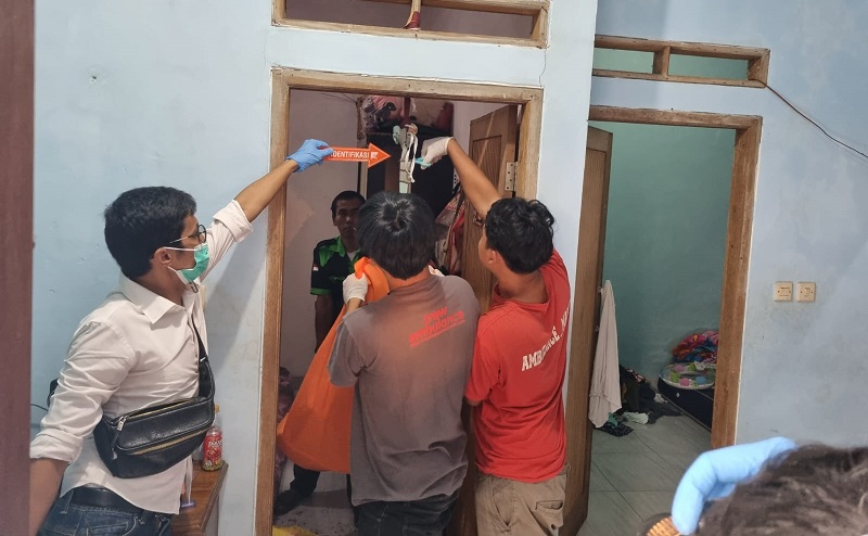 Pria di Ciputat Tewas Gantung Diri dengan Sarung, Mayatnya sudah Keluarkan Bau Busuk