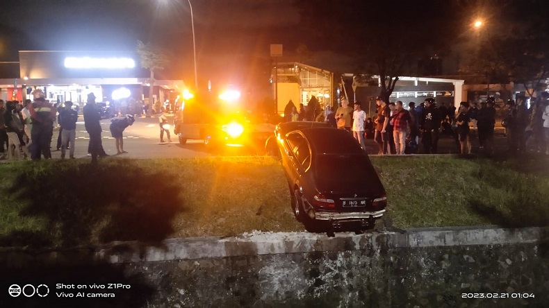 Coba Nge-drift, Sedan BMW Malah Nyemplung ke Kali Bintaro